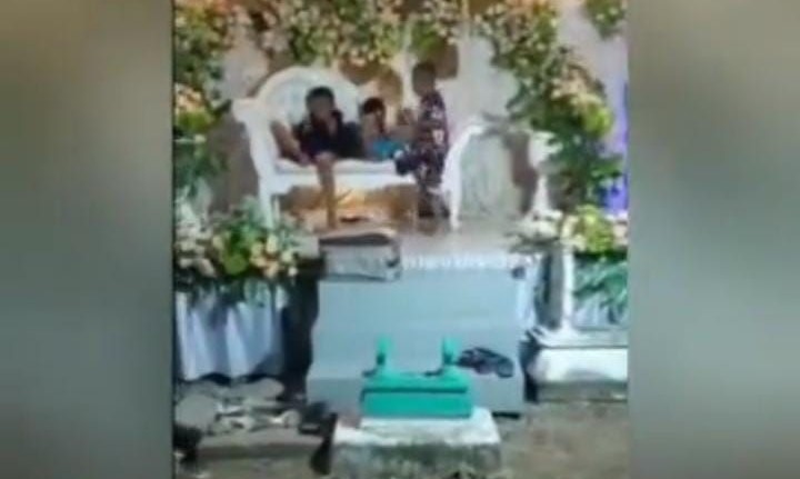 Hih.. Heboh Resepsi Pernikahan di Kuburan, Netizen: Auto yang Kondangan Zombie