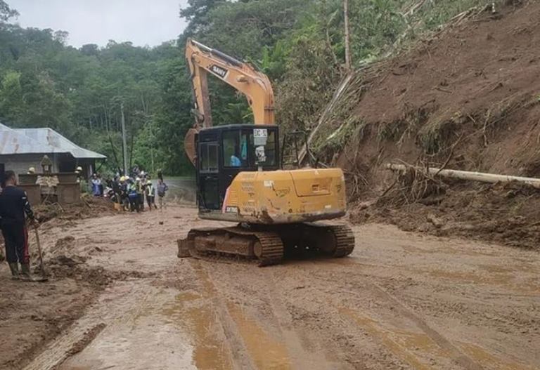 Jalur Denpasar – Singaraja Tutup Sementara Karena Longsor