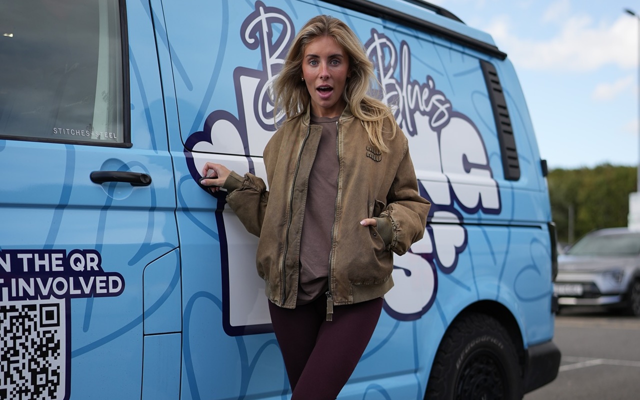 Bonnie Blue Seret Bendera Merah Putih Depan KBRI London, Tak Terima Dideportasi dari Bali