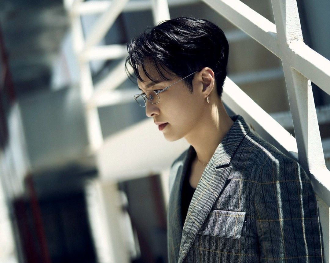 Happy Lay Day! Rekomendasi 5 Lagu Solo Lay EXO yang Wajib Masuk Playlistmu