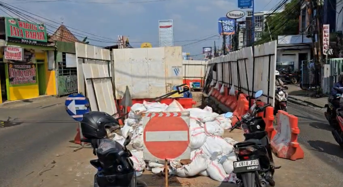Heboh Pengetesan Pipa SPAM di Pondok Gede Picu Semburan Air Setinggi 5 Meter