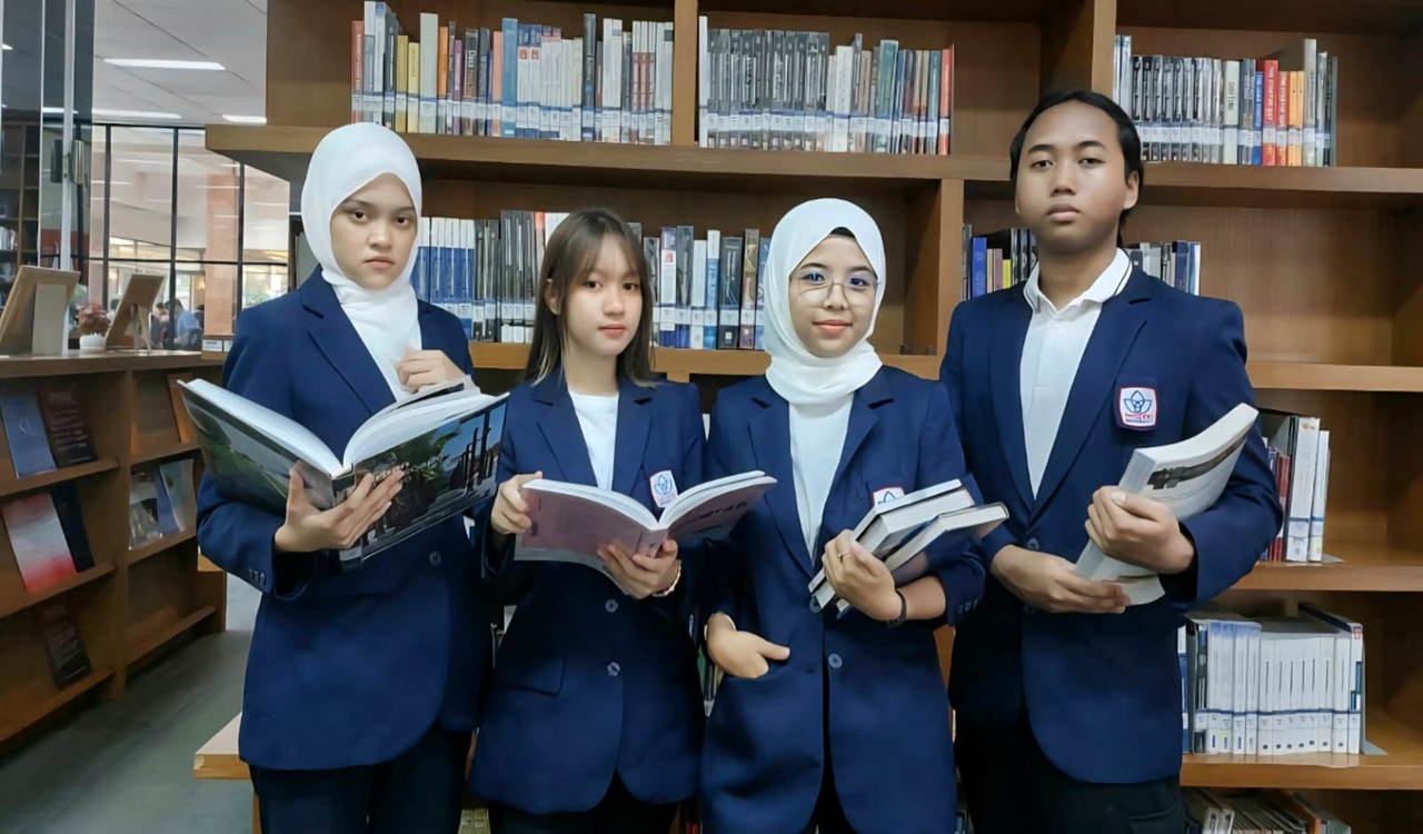 Khoerun Nissa dan Syawa Ghitsa Resmi Nahkodai PUFA FADA President University Periode 2025