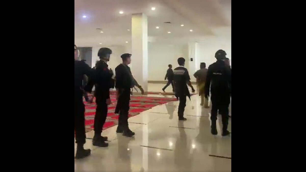 Polisi Padang Pakai Sepatu Dalam Masjid Raya Sumbar Tangkap Warga Air Bangis, Kapolda Angkat Bicara