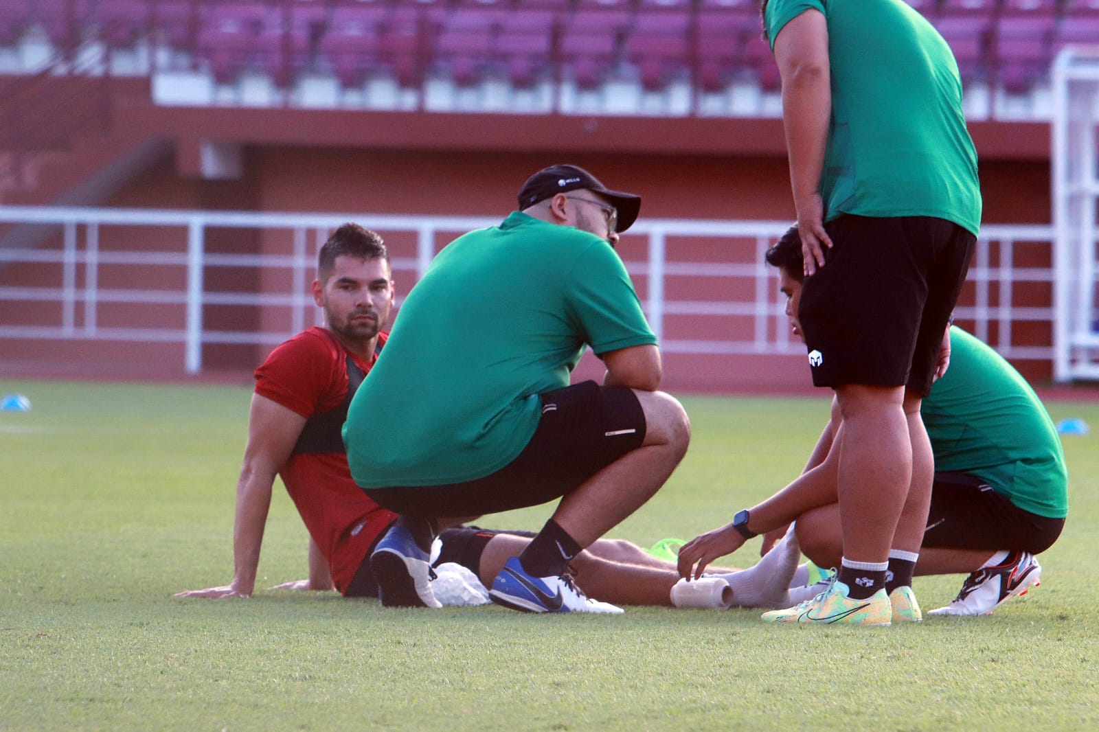 Sandy Walsh Cedera saat Latihan di Lapangan Thor Surabaya