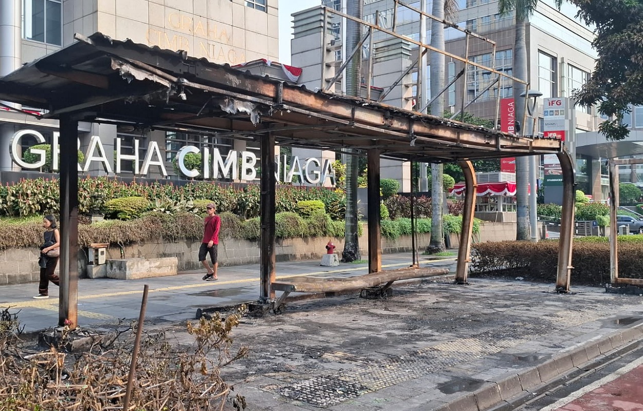 Coretan Protes dan Puing Hitam Penuhi Sejumlah Halte TransJakarta
