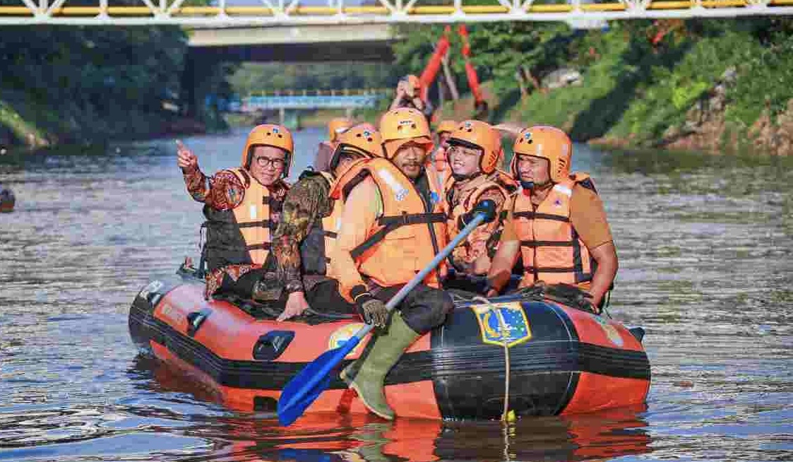 Naik Perahu Karet, Pramono Susuri Kali Ciliwung untuk Evaluasi Pengendalian Banjir di Jakarta