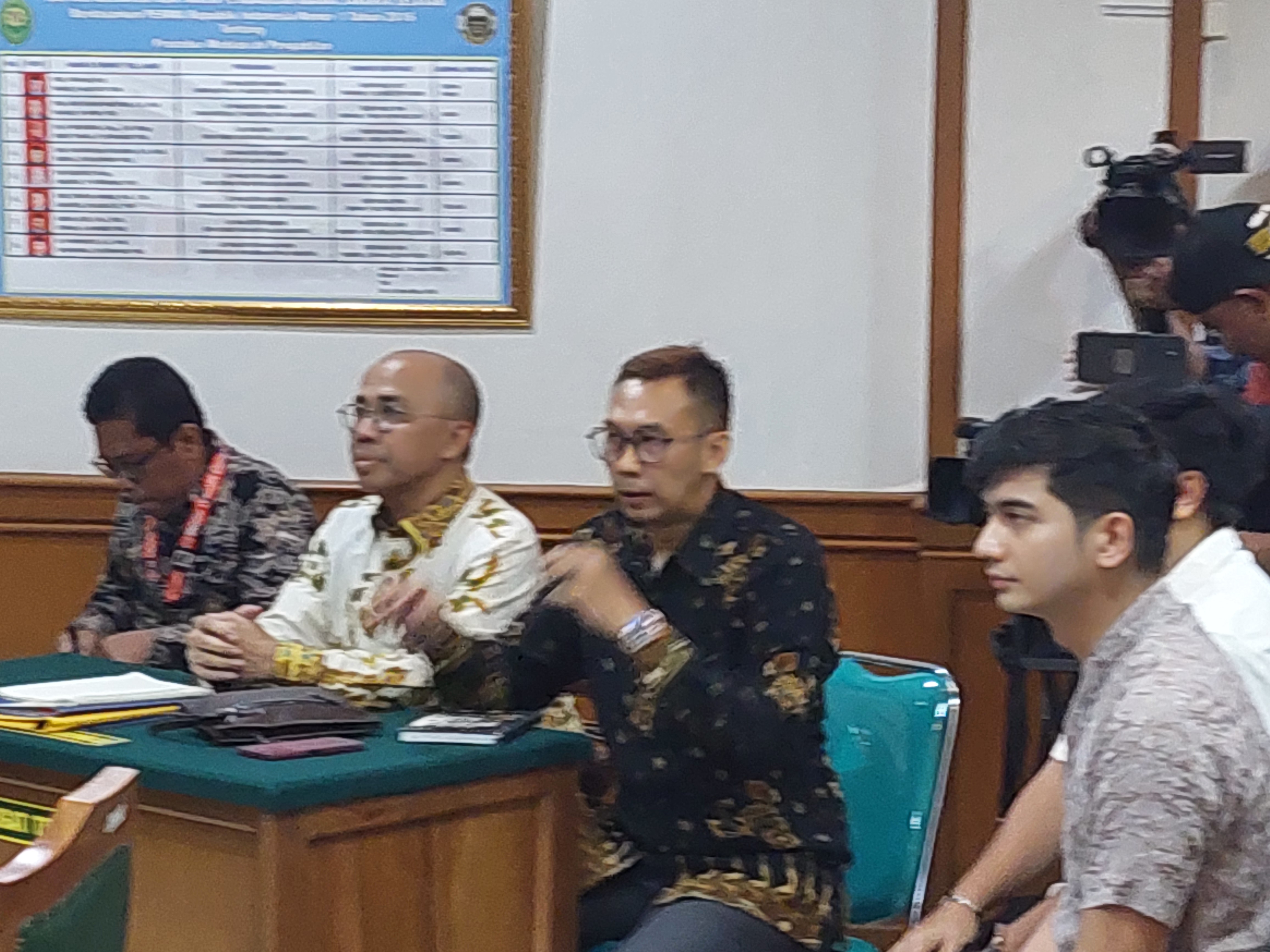 Disebut ‘Rata’ dan Bikin Ria Ricis Ingin Implan Payudara, Pengacara Teuku Ryan Berdalih: Itu Bercanda