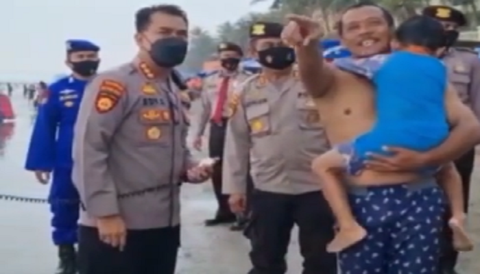 Asyik Liburan, Orang Tua Ini Sampai Lupa dan Meninggalkan Anaknya Sendirian di Pantai Anyer