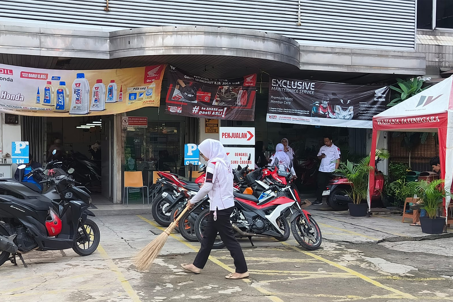 Aksi Nyata Kurangi Sampah Plastik, Dealer WARI Gelar Bersih-Bersih Serentak