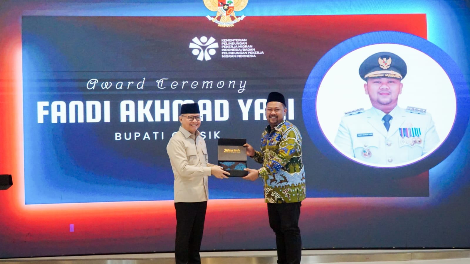 Kawal Pemulangan Anak PMI Hingga Bisa Sekolah: Bupati Gresik Terima Penghargaan Nasional