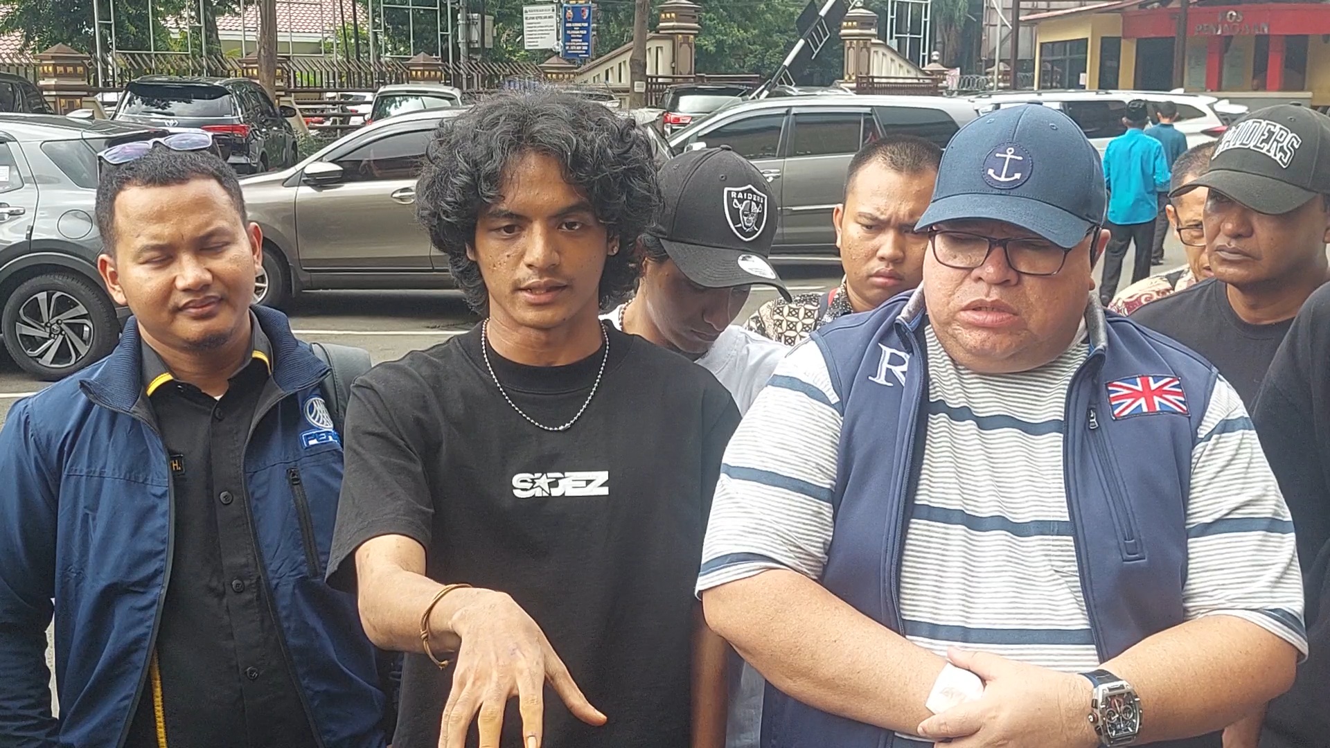 Bela Vadel Badjideh, Razman Sebut Lolly Sudah Tak Perawan Sejak di UK