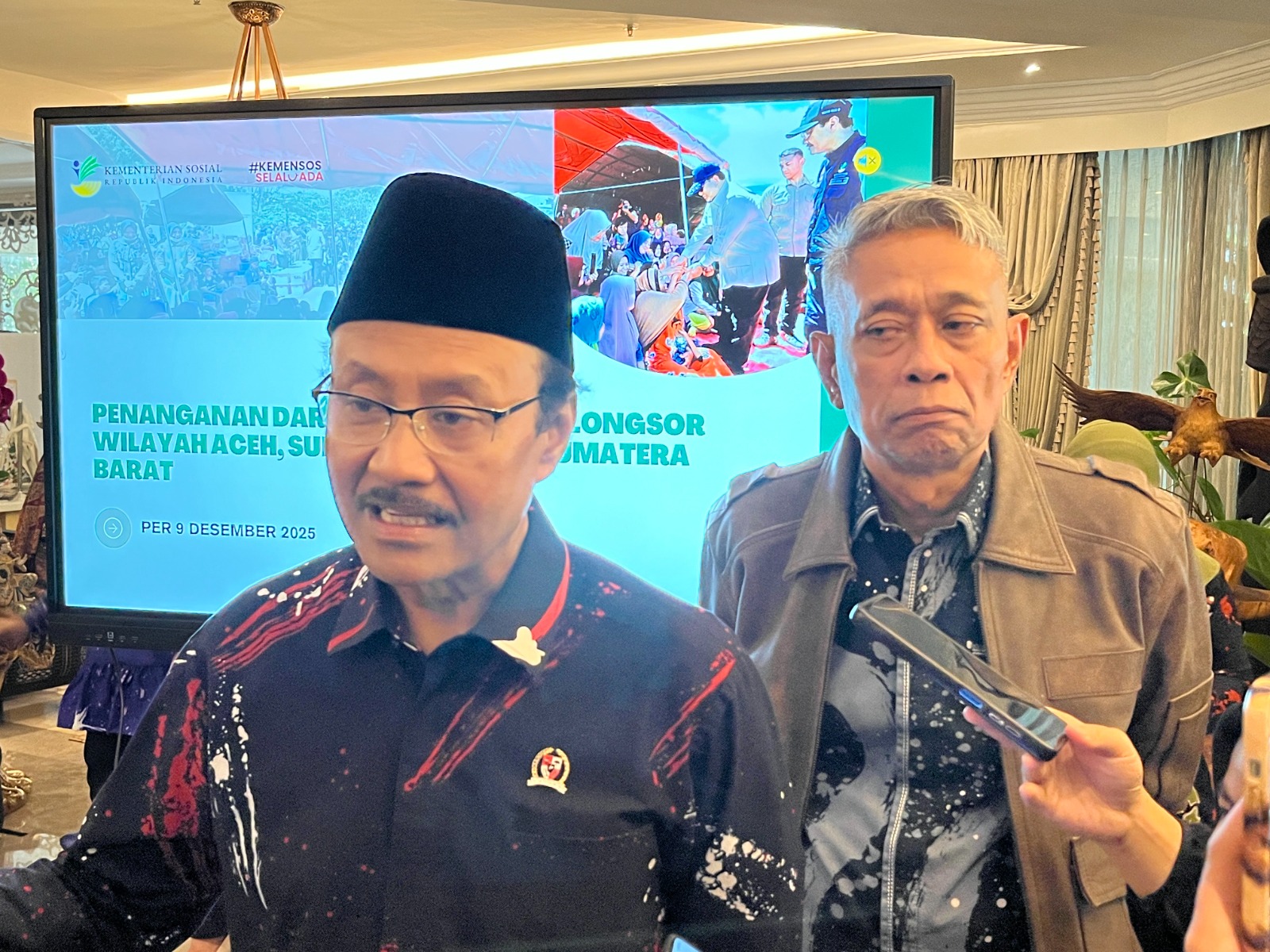 Kata Mensos Tanggapi Viralnya Korban Banjir Sumatera Wajib Pakai KTP Ambil BLT, Netizen: Kalau Hanyut Kebawa Banjir Gimana?