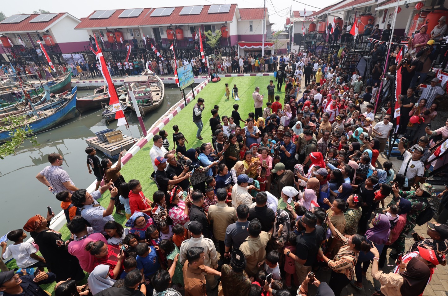 Kunjungi Rumah Apung Muara Angke, Prabowo Main Futsal Bareng Anak-anak