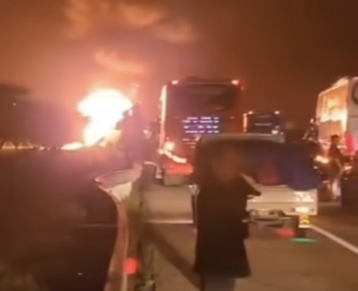 Truk Tangki BBM Pertamina Terbakar di Tol Ngawi, Api Berhasil Dipadamkan Selama 1 Jam