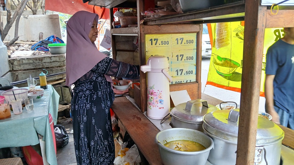 Makan Soto di Blok M Jadi Lebih Mahal karena Harga Plastik Naik, Maemunah: Kertas Bungkus Nasi Juga Naik