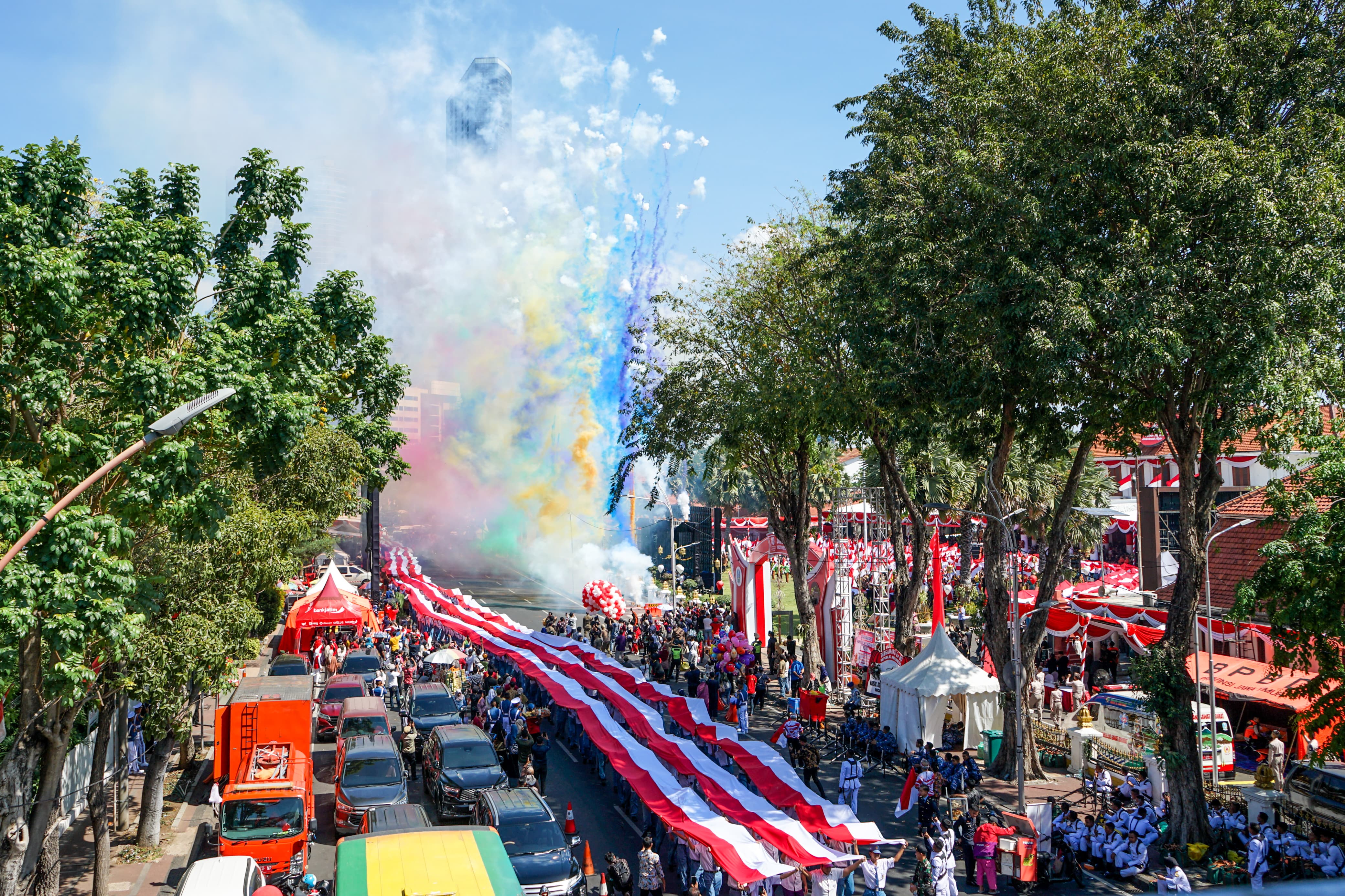 10 Ribu Pelajar Bentangkan Bendera Merah Putih 14,9 Km di Depan Grahadi, Pecahkan Rekor Muri!