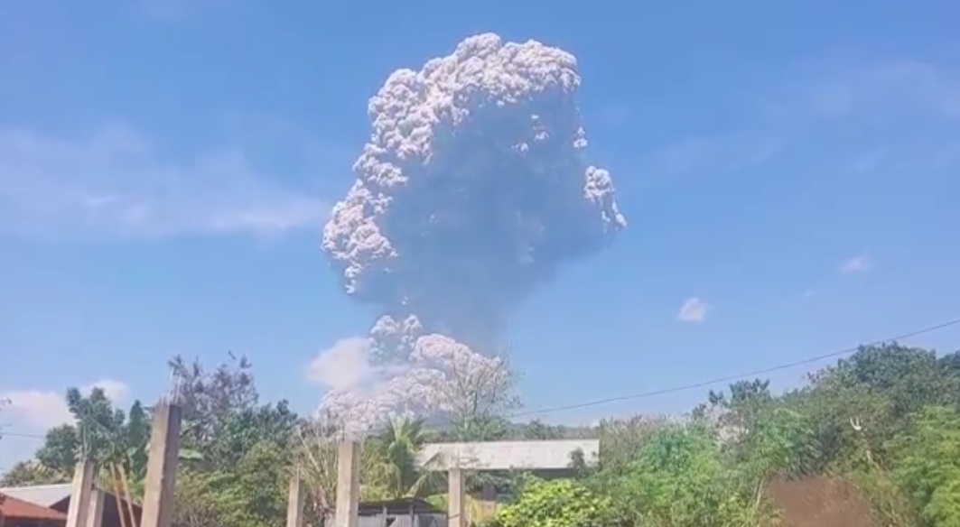 Update Gunung Lewotobi Laki-Laki Meletus Dahsyat, Bandara Komodo Masih Ditutup Sementara