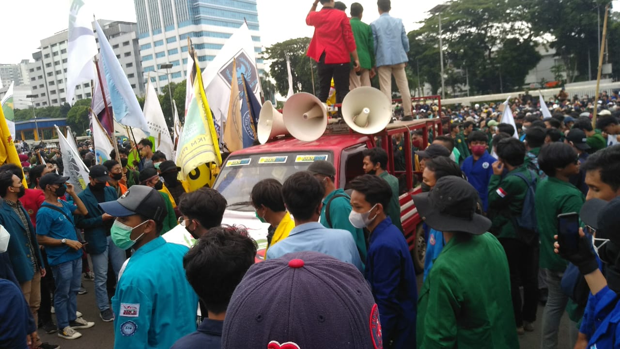 Ribuan Mahasiswa Berunjuk Rasa di depan Gedung MPR-DPR, Arus Lalu Lintas Dialihkan Polisi