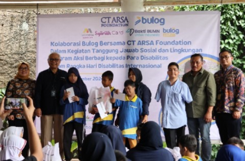 BULOG dan CT ARSA Foundation Kolaborasi Bagikan 500 Paket Pangan untuk Penyandang Disabilitas