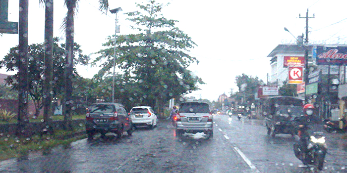 3 Pantangan Berkendara Saat Hujan, Nyalakan Lampu Hazard Salah Satunya 