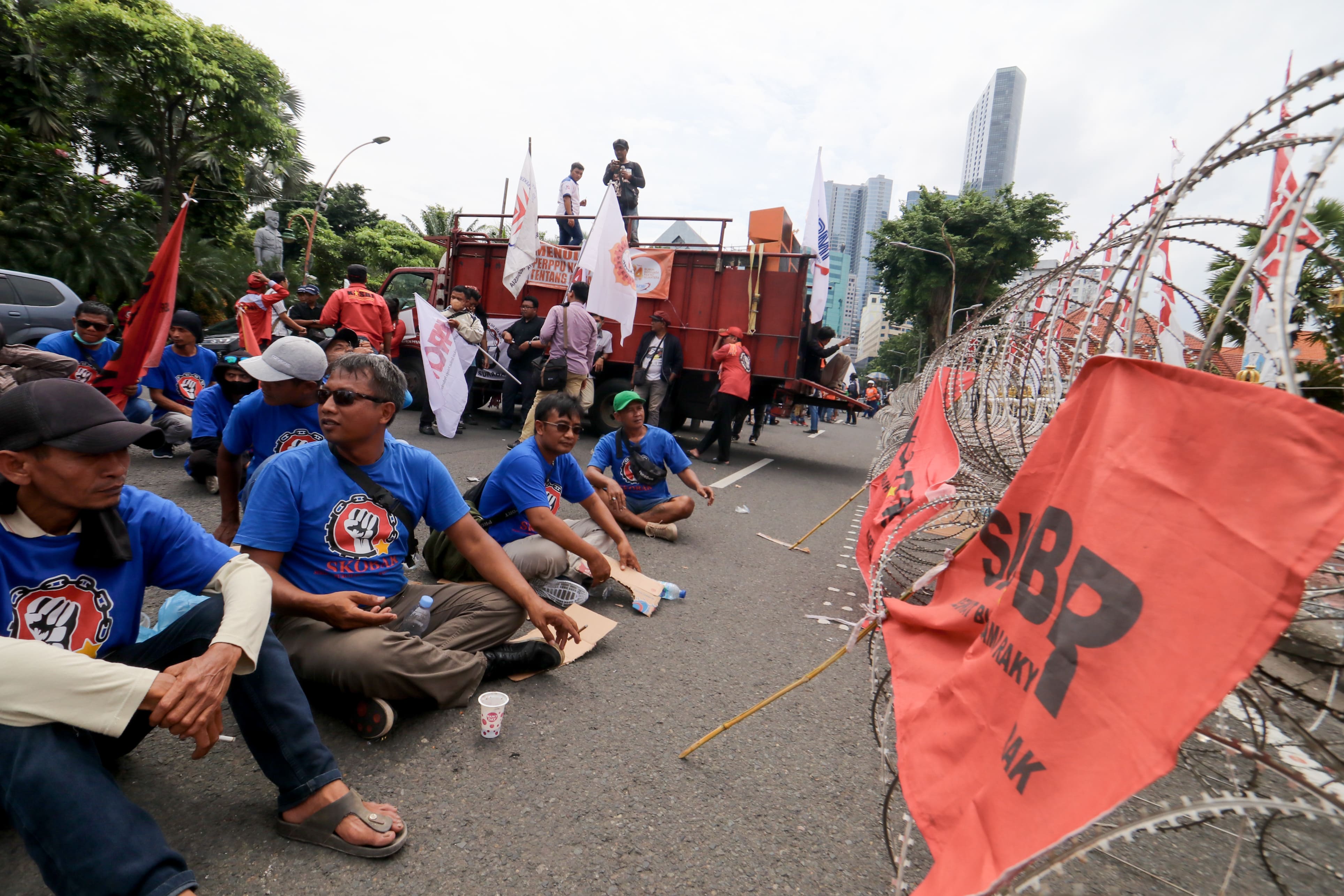 Tutup Setengah Jalan Grahadi, Ini Poin Tuntutan Kobar dan FSPMI