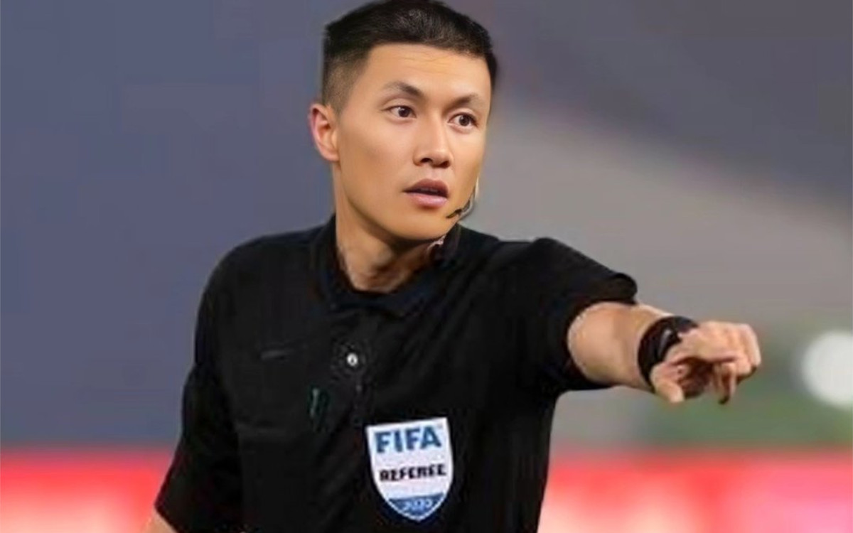 Dosa-dosa Besar Wasit Shen Yinhao Kala Pimpin Laga Indonesia vs Uzbekistan