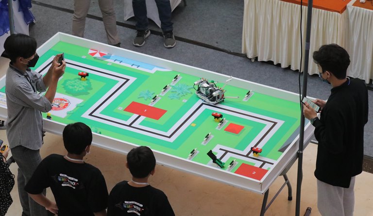 Dua Tim Surabaya Tanding di World Robotic Olympic