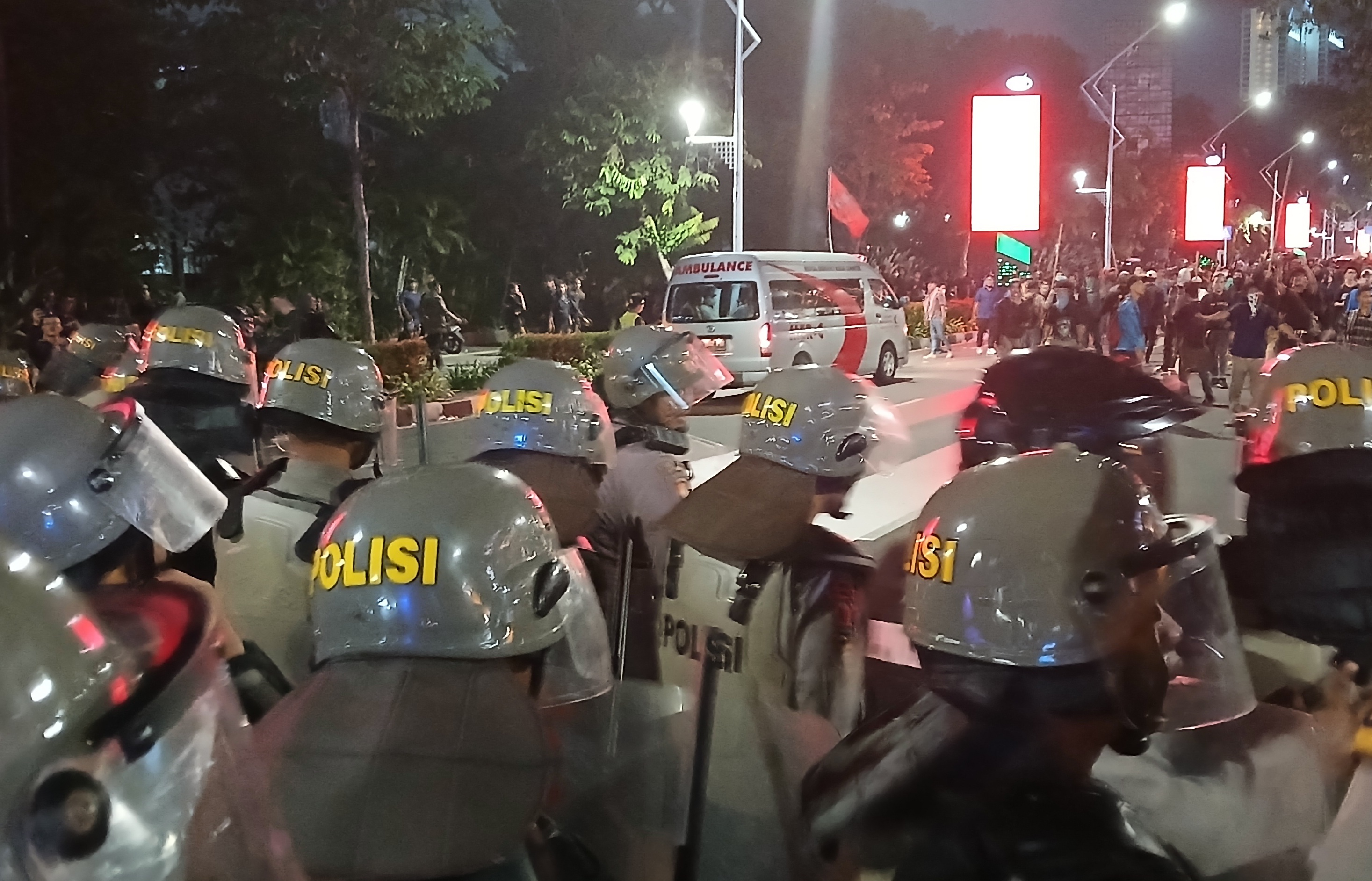 12 Personel Polres Jakpus Luka-luka Akibat Bentrok dengan Massa Demo di DPR