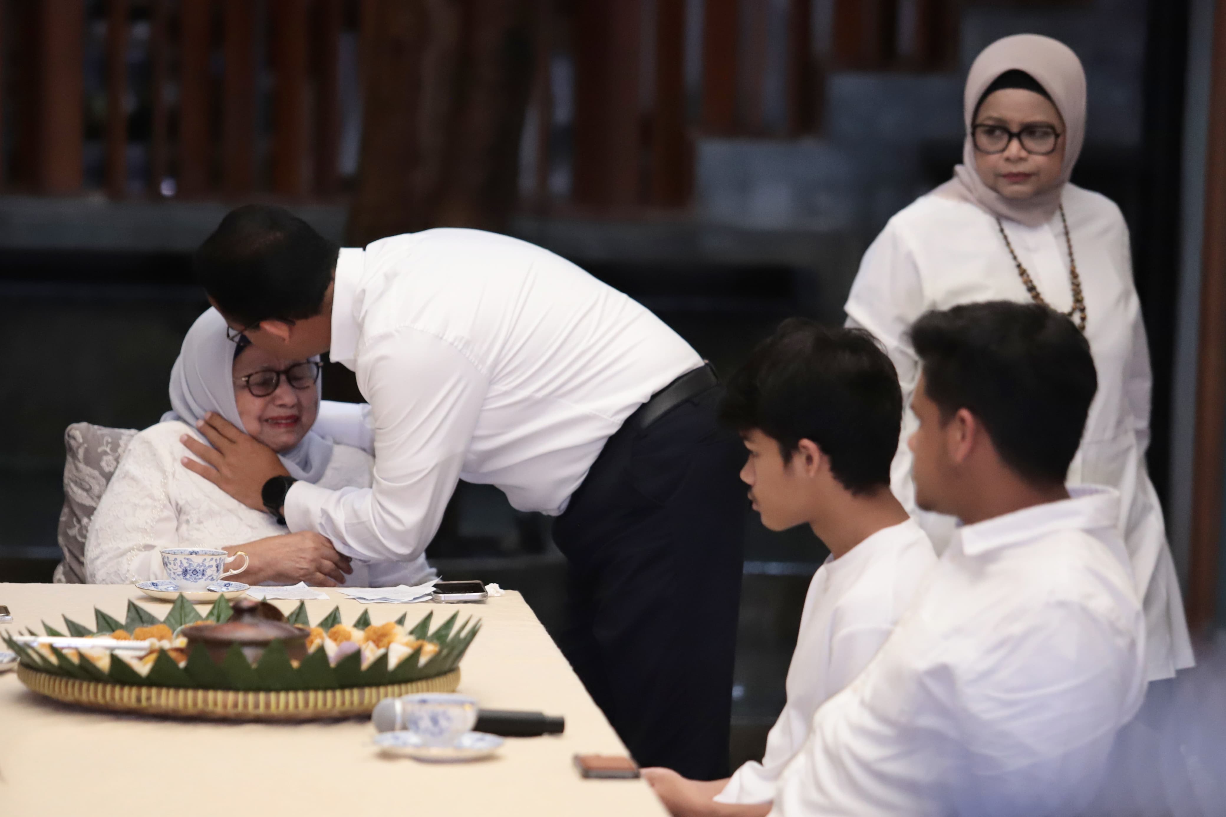 Usai Salat Subuh Berjamaah, Anies Didoakan Ibunya Menjadi Pemimpin yang Kuat