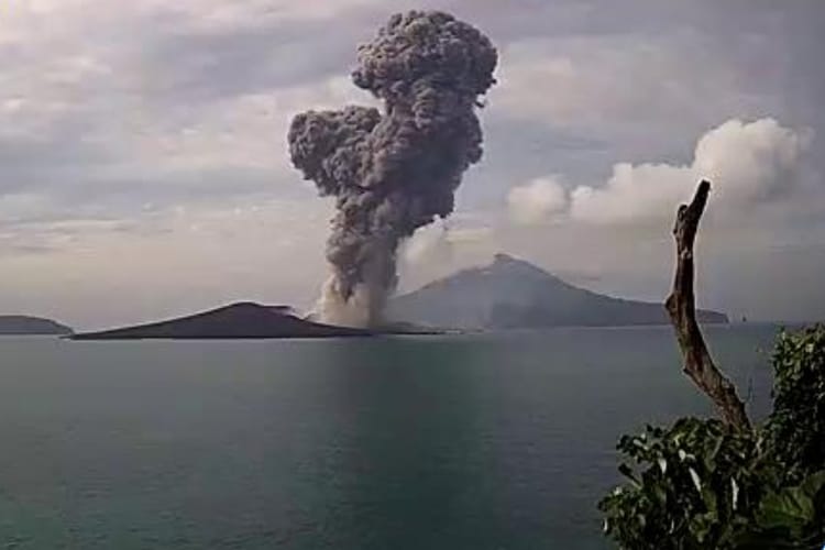 Waspada, Gunung Anak Krakatau Semburkan Abu Vulkanik Ratusan Meter