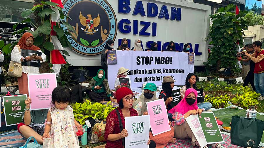 VIRAL! Emak-Emak Geruduk Sambil Piknik di Kantor BGN, Tuntut Program MBG Disetop!