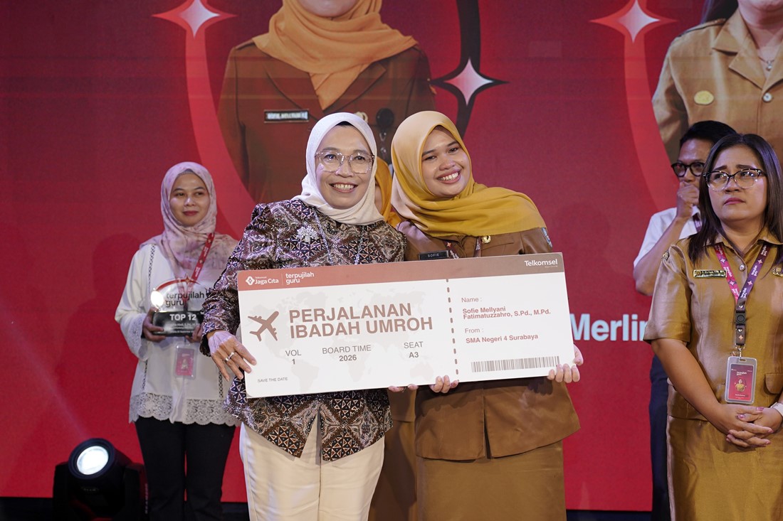 Guru SMAN 4 Surabaya Raih Juara 1 Program Terpujilah GURU Telkomsel dan Hadiah Umrah