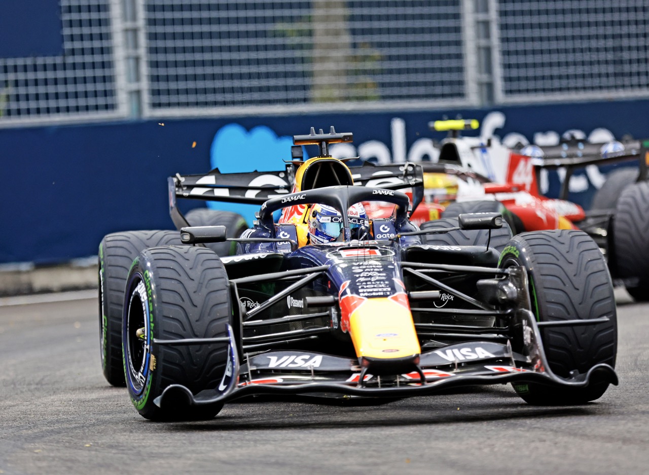 Laporan Mainbalap dari F1 GP Singapura: Start Hujan, Max Menang Sprint