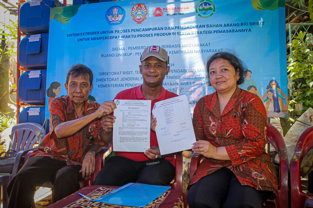 UKWMS dan PERBANUSA Gelar Edukasi Pembuatan Bio Briket di Kampoeng Oase Ondomohen