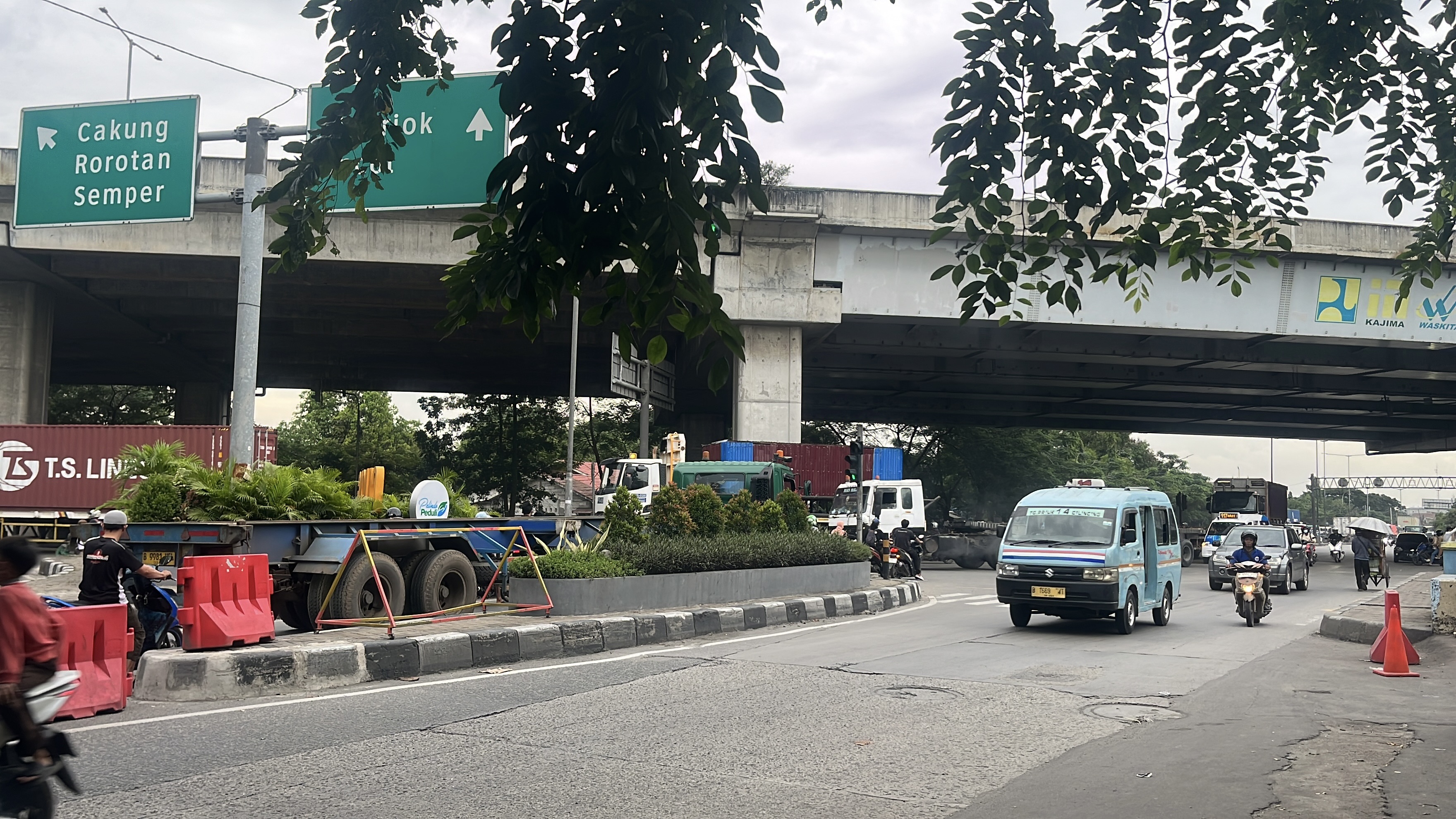 Penampakan Tol Cakung-Cilincing Imbas Macet Pelabuhan Tanjung Priok: Truk Kontainer Mendominasi, Lalin Ramai Lancar 