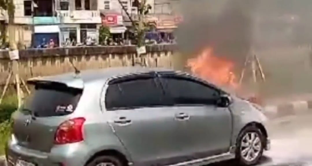 Toyota Yaris Terbakar di Jalan Raya, Diduga Korsleting Bagian Mesin
