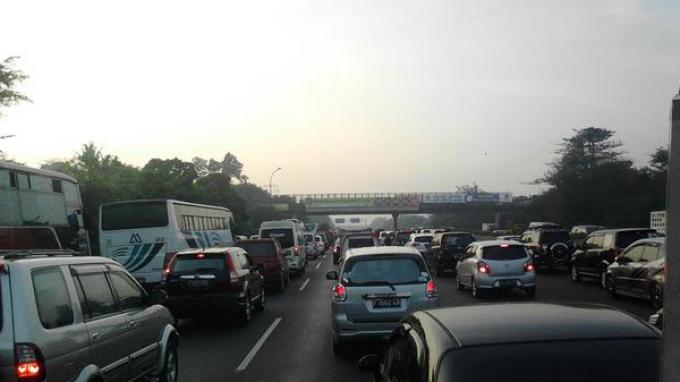 Kecelakaan di Tol Japek Km 52,  Truk Terguling Akibatkan Kemacetan Arus Kendaraan, Mengulur Nyaris 1 Km