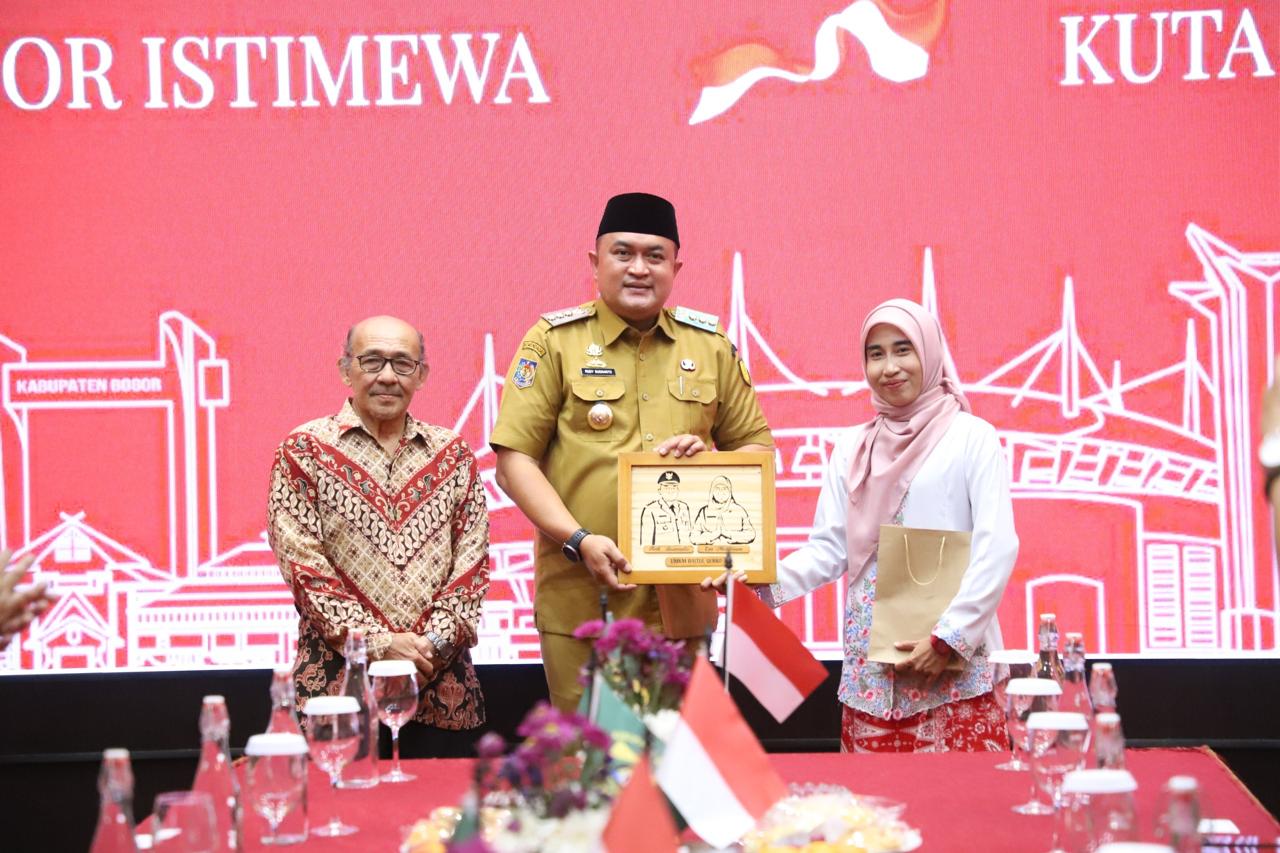 Rudy Susmanto Beri Umrah Gratis dan Kaki Palsu untuk Tokoh Inspiratif Bogor