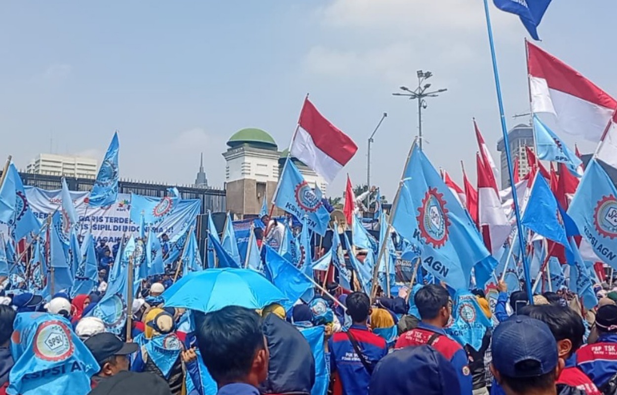 Massa Buruh Kepung DPR, Tuntut Hapus Outsourcing, Tolak Upah Murah dan Desak DPR Sahkan RUU Ketenagakerjaan