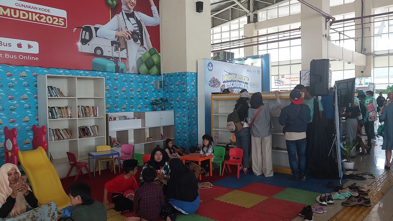 Mudik Asyik di Terminal Pulogebang, Ada Bagi-Bagi Buku Anak Gratis