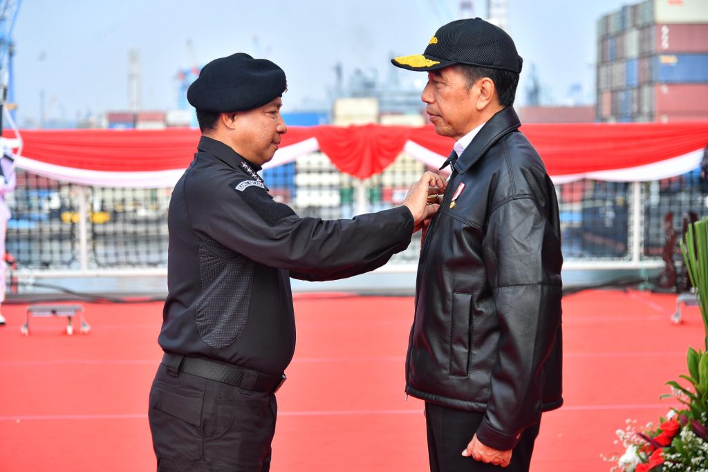 Presiden Jokowi Dapat Brevet Hiu Kencana dari TNI AL 