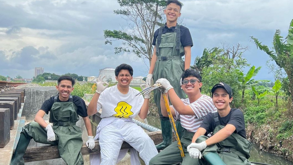 Menginspirasi, Aksi 5 Pemuda Pandawara Group Bersih-bersih Sampah di Sungai Tuai Banyak Pujian, Petugas Kebersihan Saja Kalah Nih?
