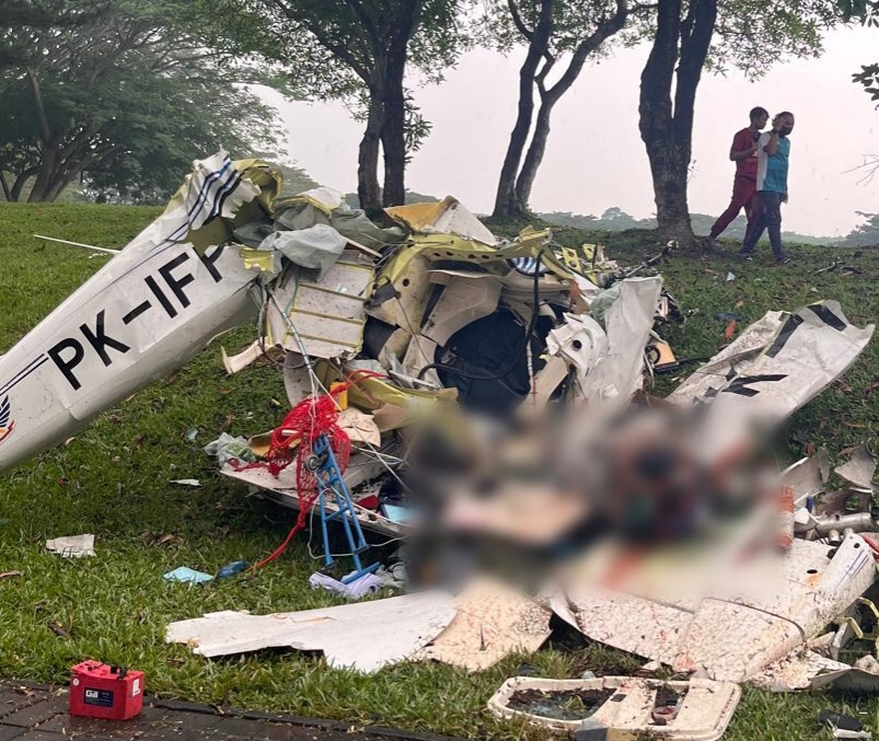 Pesawat Latih Kode PK-IFP Jatuh di Tangerang Selatan, Satu Kru Tergeletak Tak Bergerak