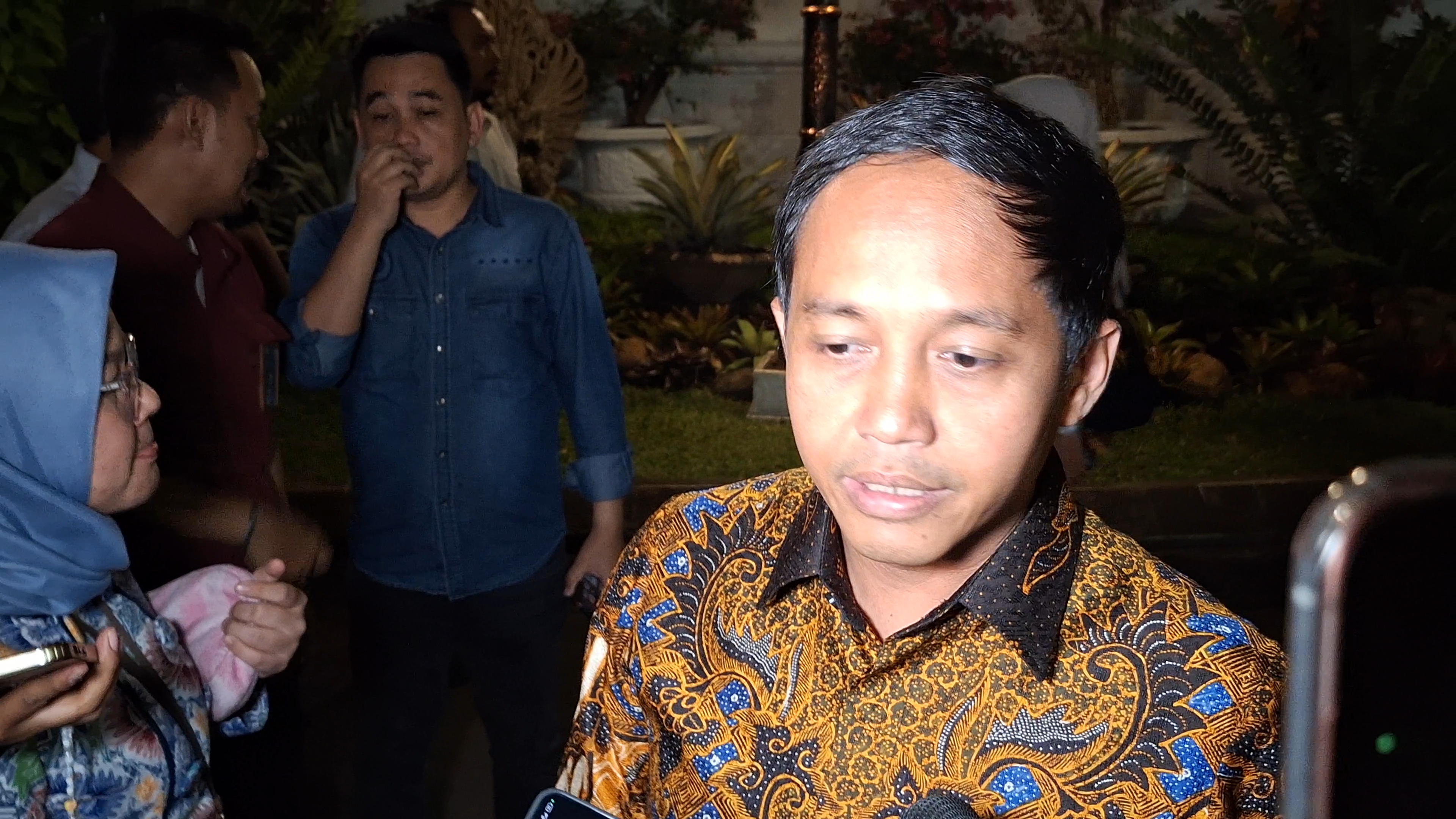 Raja Juli Sebut Kayu Gelondongan Label ‘Kemenhut’ di Lampung Bukan Dibawa Banjir, tapi Akibat Kapal Kecelakaan di Mentawai