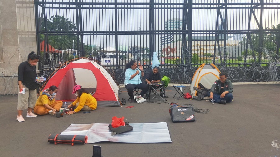 Tolak KUHP, Masyarakat Kembali Demo Di Depan Gedung DPR