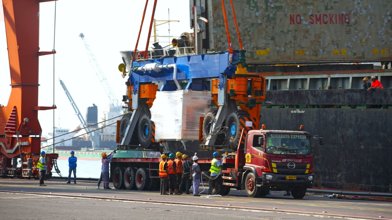 Kurangi Emisi, Terminal Teluk Lamong Tambah E-RTG Listrik Baru di TPK Nilam
