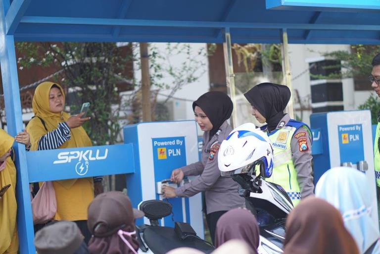 Satlantas Sediakan SPKLU Gratis di Mapolrestabes Surabaya