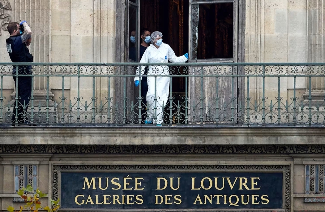 Perampokan Kilat di Museum Louvre, Pencuri Gasak 9 Bagian Mahkota dalam 7 Menit