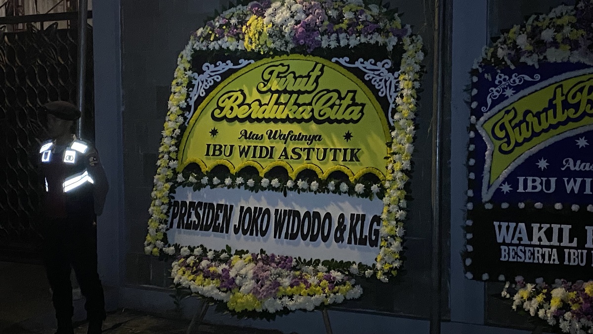 Ratusan Karang Bunga Hiasi Rumah Wakapolri, Termasuk dari Jokowi dan Keluarga