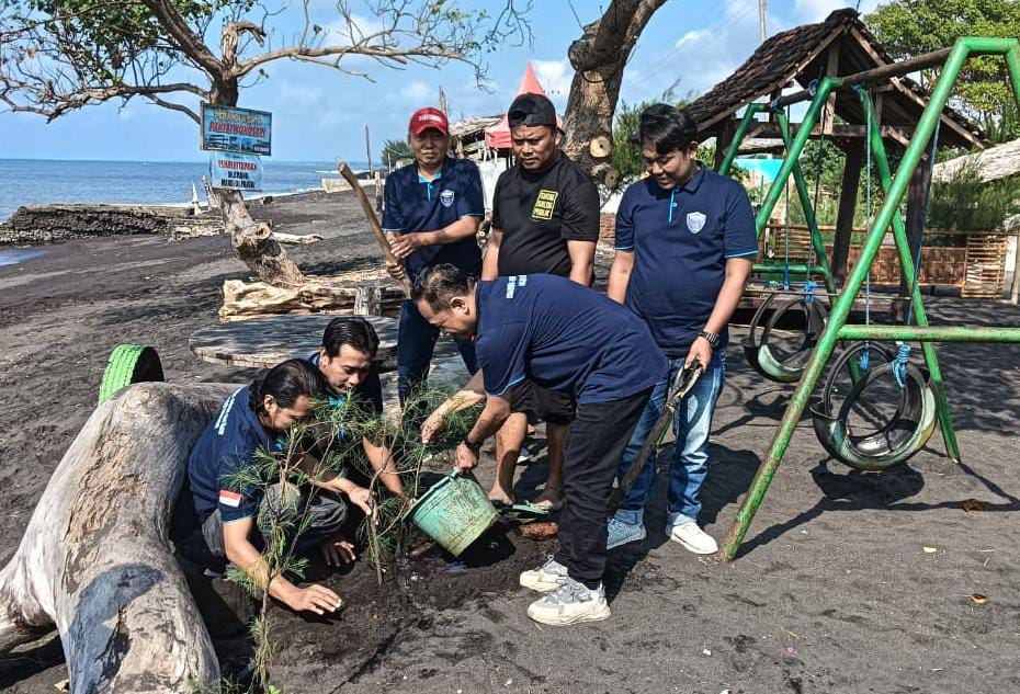 KJJT Banyuwangi dan Pokdarwis Pawon Jaya Tanam Puluhan Cemara di Pantai Wonosari